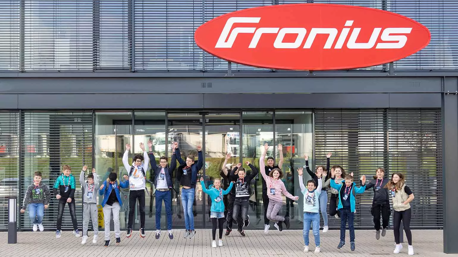 Hüpfende Kinder vor der Landeszentrale Deutschland