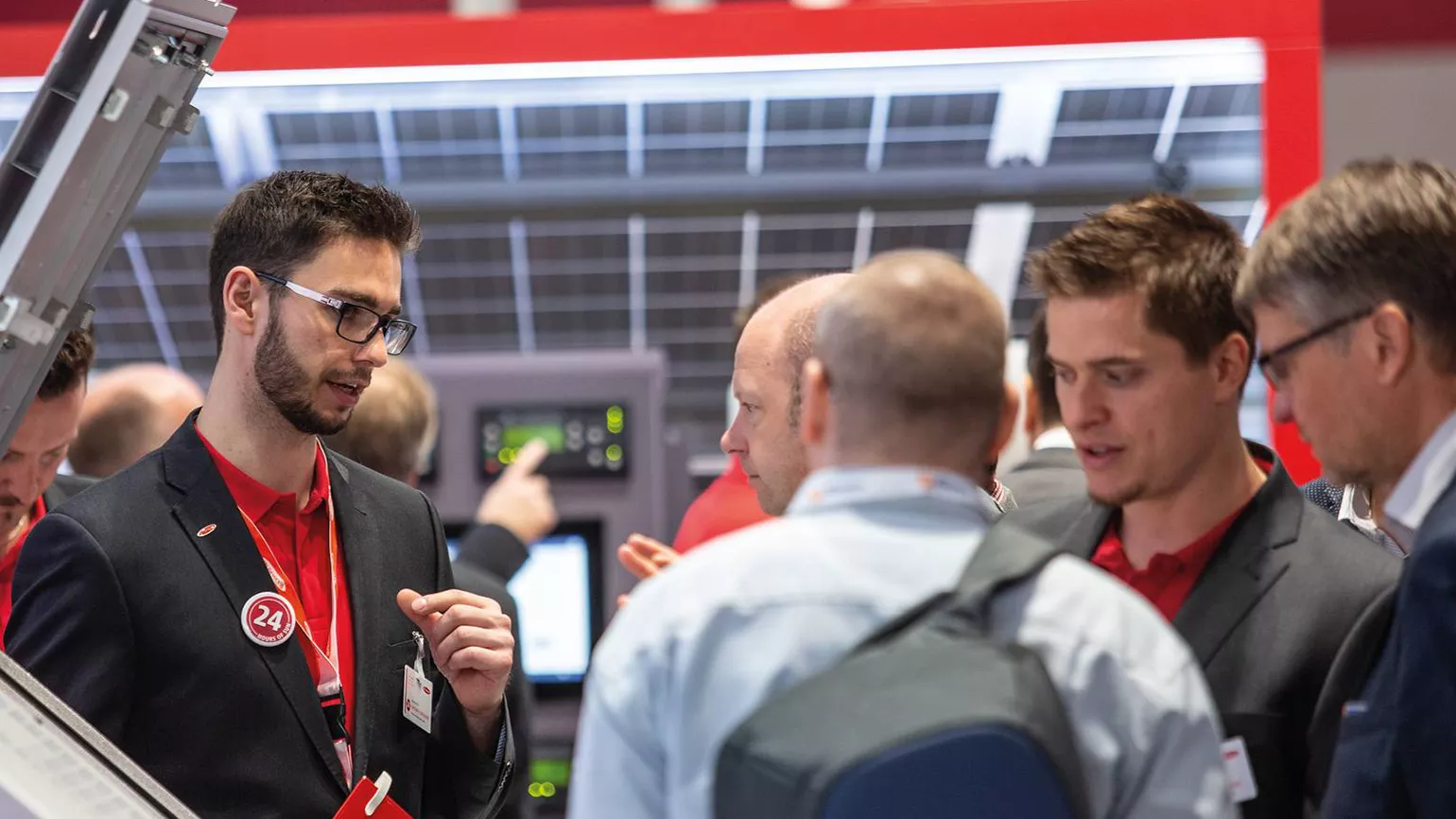 Mitarbeiter während des Traineeprogramms auf einer Messe mit Kunden
