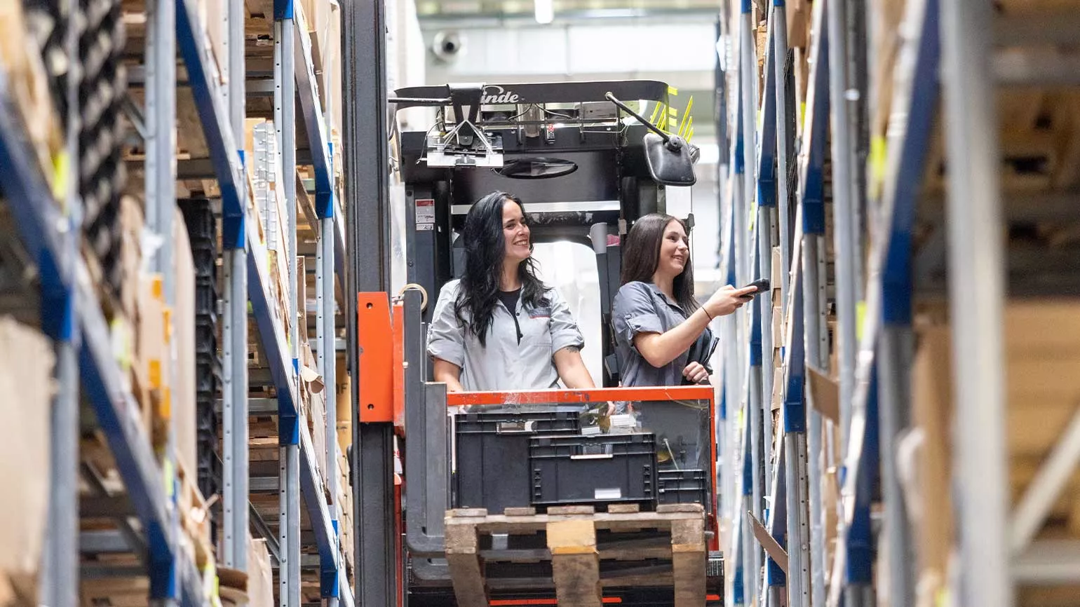Mitarbeiterinnen in der Logistik