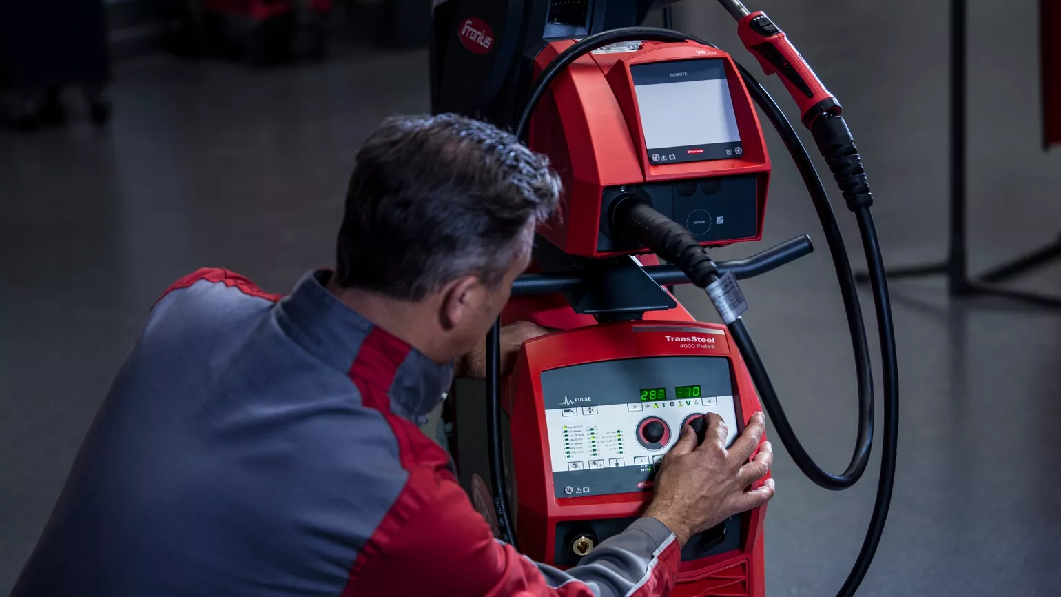 Fronius Mitarbeiter nimmt Einstellungen an TransSteel vor