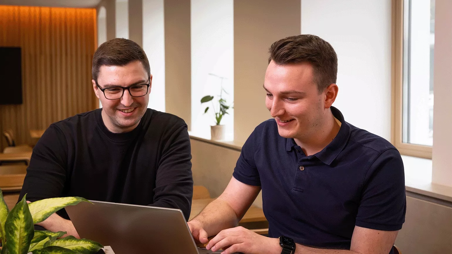 Employees Gerd & Alex at work