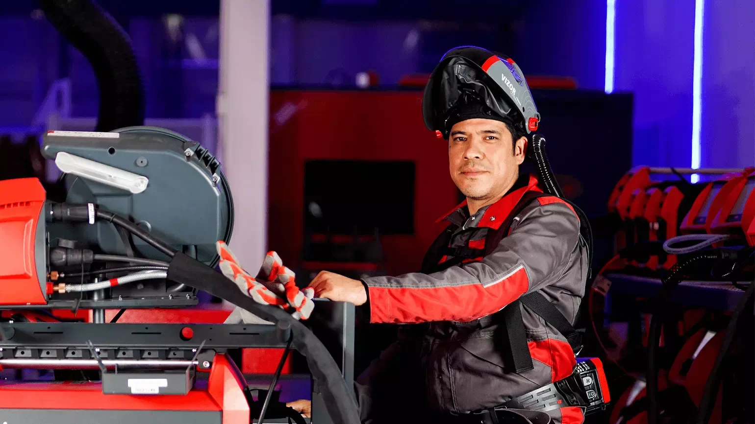 Julián mit Fronius Schweißgerät