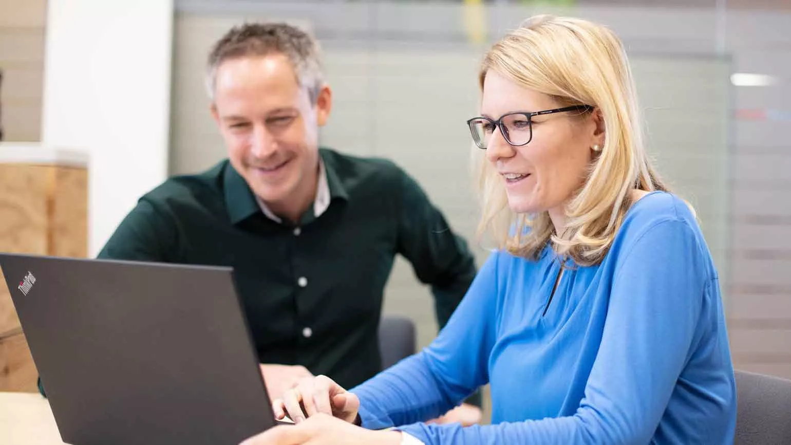 Katharina and Hilmar looking on a laptop