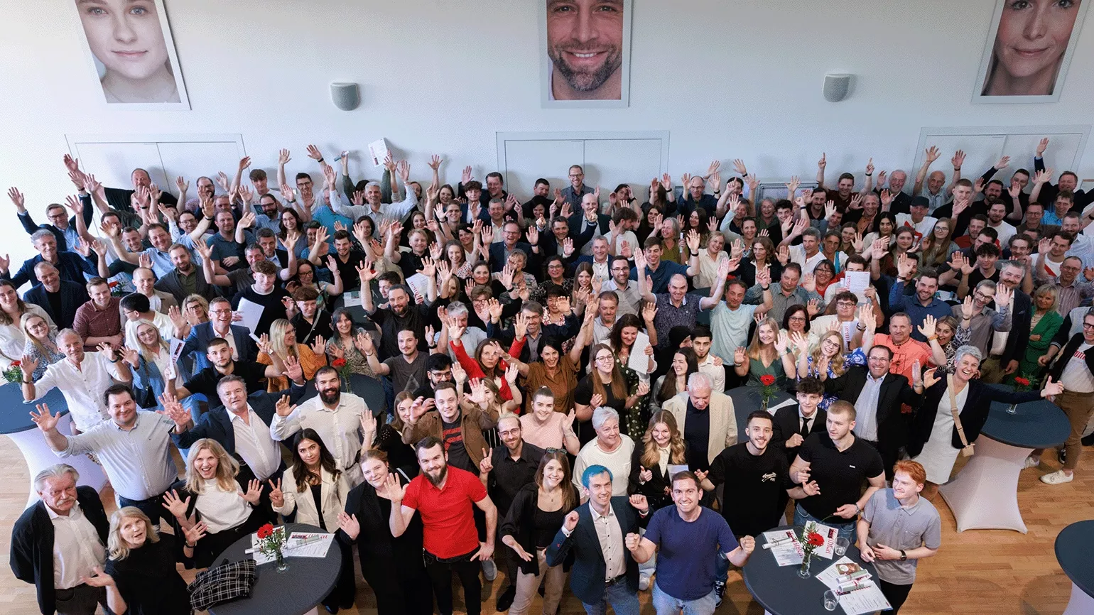 Menschenmenge bei der Lehrabschlussfeier 2025