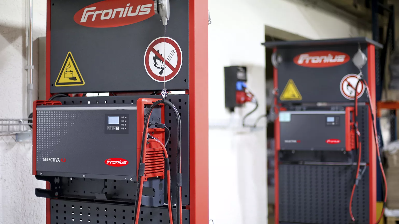 SINGLE CHARGING ROOM You can save valuable space due to the space-saving design of our battery chargers. They are particularly suited to opportunity charging and are easy to use.  