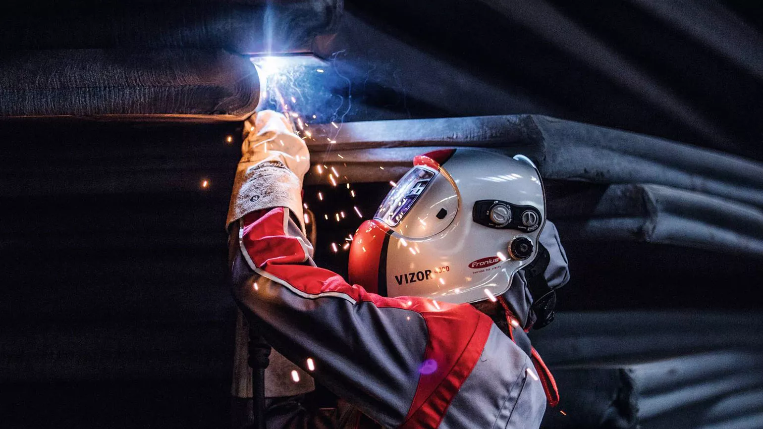 Overhead welding with the welding helmet of the future