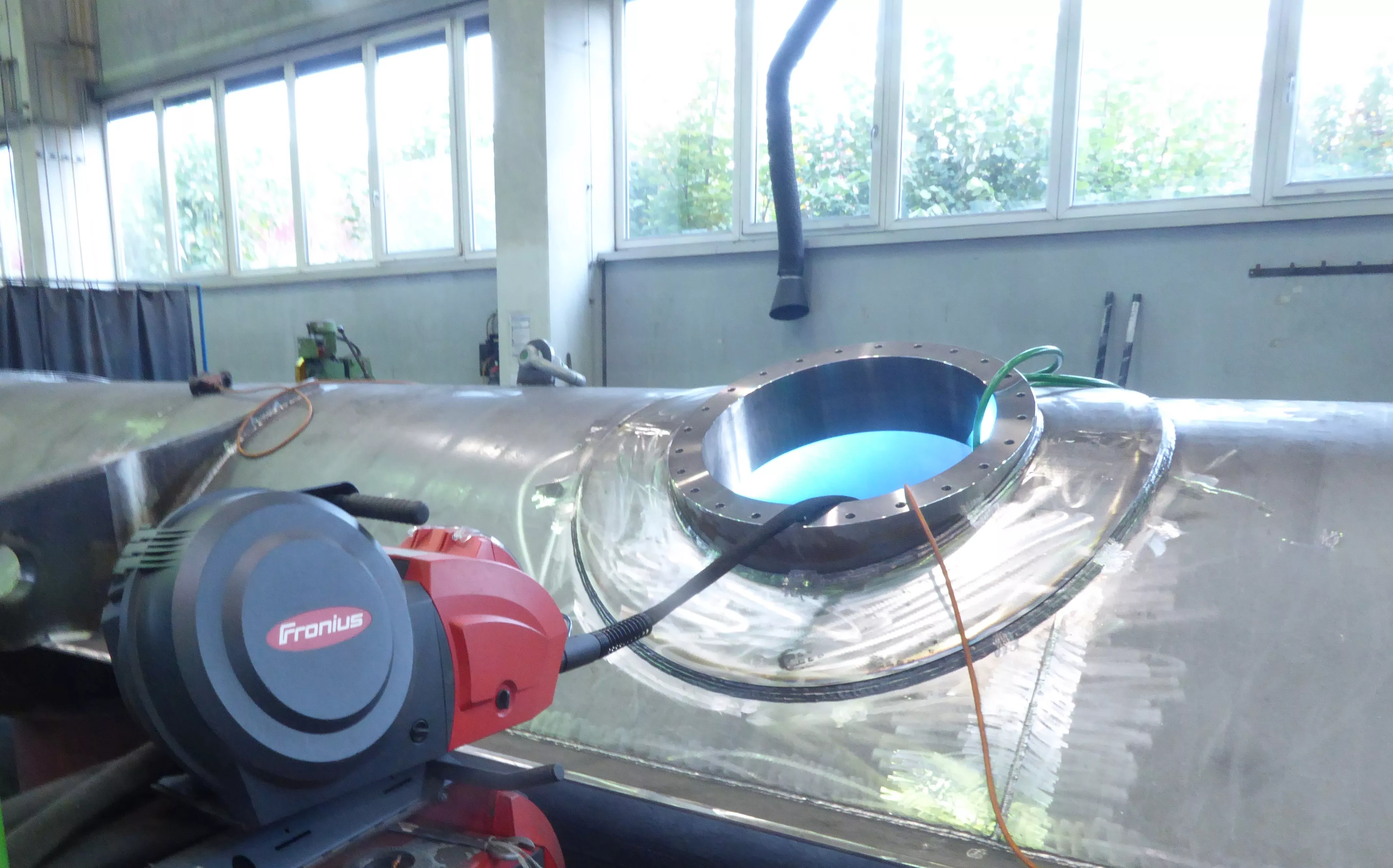 Welding machine with large hose package