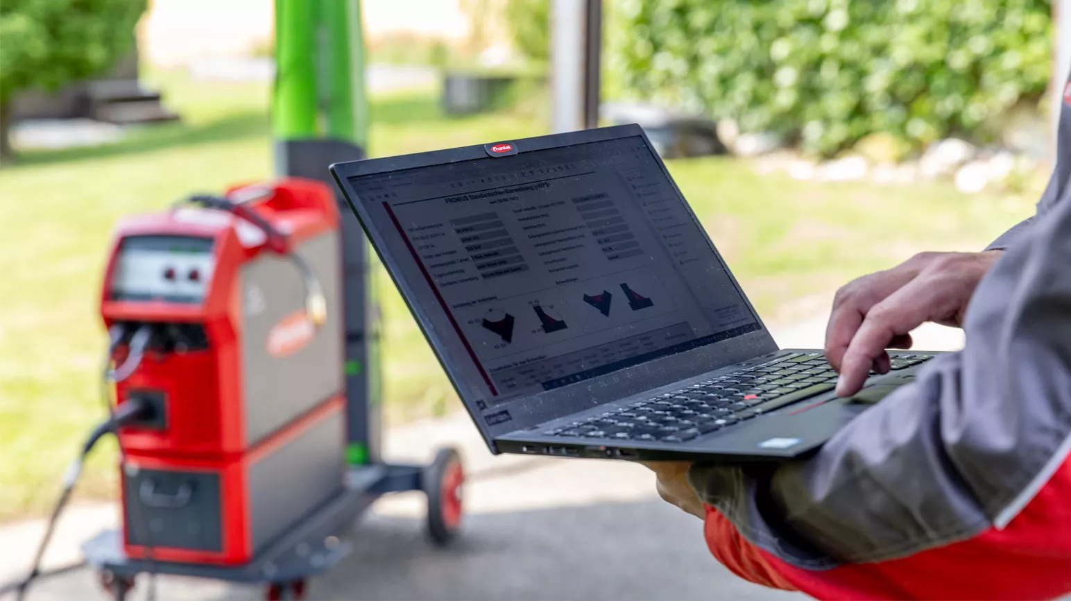 Einstellungen am Laptop werden vorgenommen