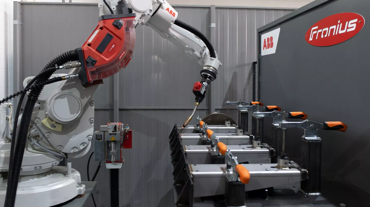 Robot welding cell from Fronius