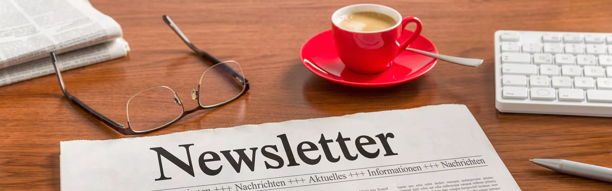 Kaffee, Brille, Tastatur und Zeitung