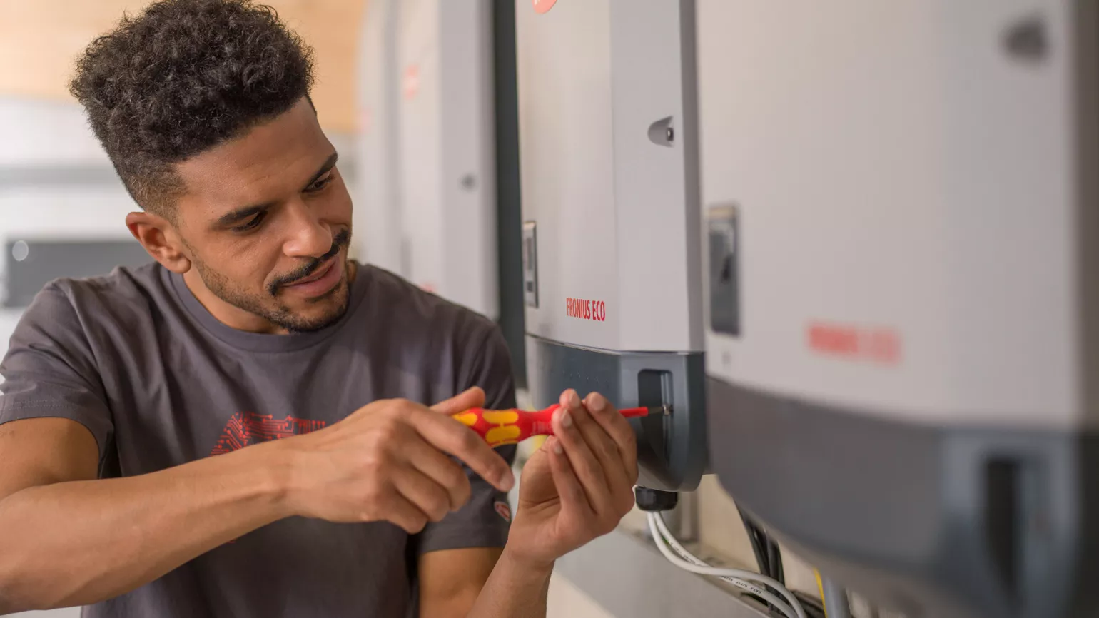 Installer mounting inverter SnapINverter