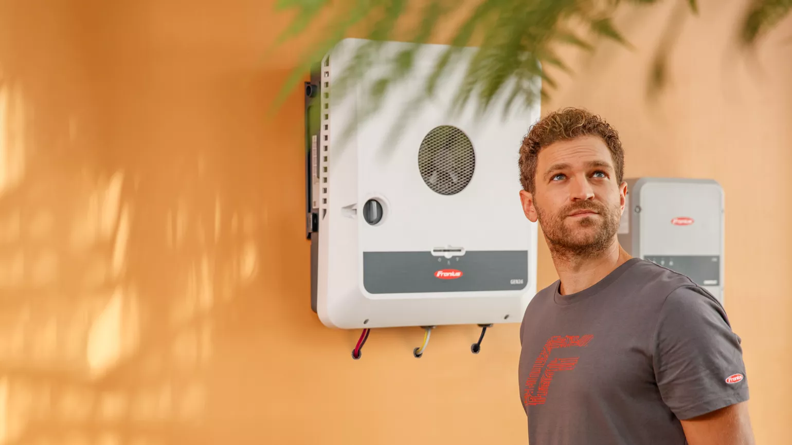 Installer in front of GEN24 Symo inverter