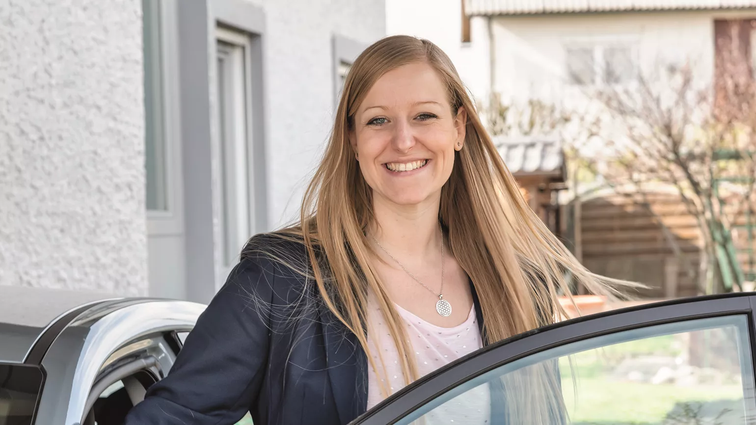 Frau im Auto