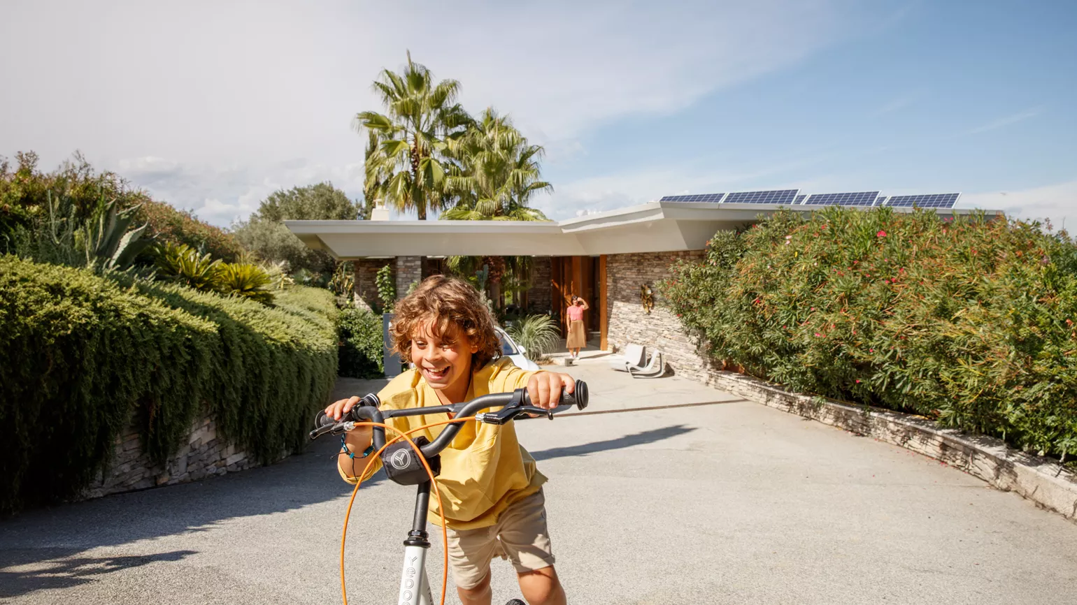 Child in front of house with PV modules